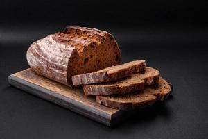 delicioso fresco Castanho fermento pão com grãos foto