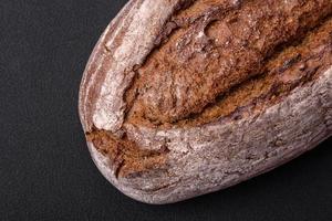 delicioso fresco Castanho fermento pão com grãos foto