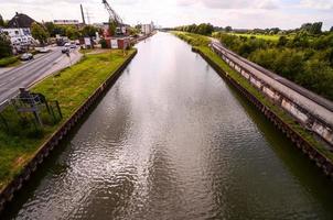 canal através a panorama foto