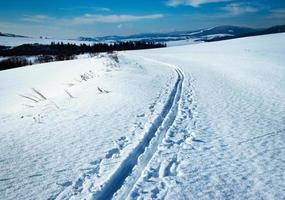 paisagem de inverno com neve e pista de esqui foto