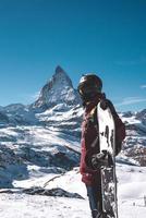 jovem snowboarder gastos inverno feriados dentro zermatt, perto a famoso matterhorn pico. masculino posando dentro suíço Alpes para a snowboard temporada. foto
