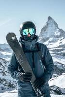 jovem esquiador desfrutando zermatt esqui recorrer. lindo ensolarado dia com uma esquiador acima dentro a montanhas. Esportes modelo. foto