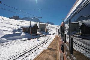 a trem do Gorgratbahn corrida para a gornergrat estação e Stellarium observatório - famoso Turística Lugar, colocar com Claro Visão para instagram. geleira expressar trem. foto