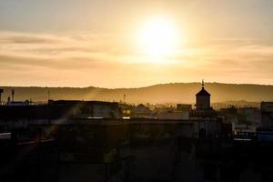 lindo pôr do sol sobre a panorama foto