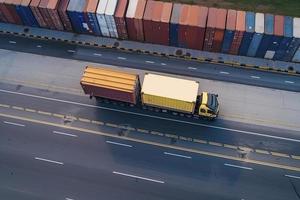 transporte e logístico importar exportação e transporte indústria do caminhão recipiente carga navio foto