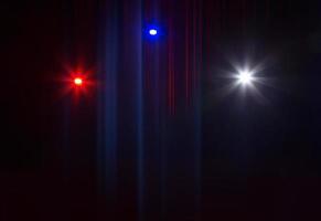 Sombrio etapa fundo com raios do luz a partir de uma etapa Holofote. foto