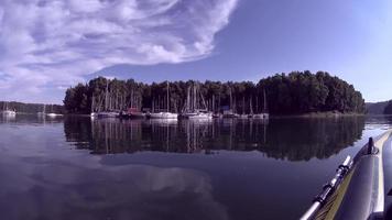 período de férias dentro Polônia, barco a vela em a solina lago foto