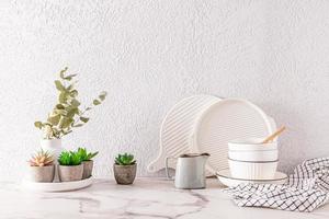 lindo cozinha fundo com vários ecológico utensílios e plantas dentro panelas e vasos. frente visualizar. cinzento cimento muro. uma cópia de espaço. foto