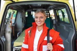 ambulância funcionários membro surge a partir de a costas do a ambulância com dela emergência mochila , e vital sinais monitor . foto