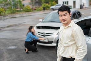 feliz homem de negocios motoristas Faz não preocupação depois de uma carro acidente Porque ter carro acidente seguro. e triste homens motoristas Faz não ter carro acidente seguro. foto