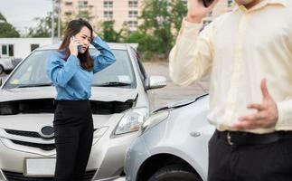 dois motoristas chamam o seguro após um acidente de carro antes de tirar fotos e enviar o seguro. ideia de reivindicação de seguro de acidente de carro on-line depois de enviar fotos e evidências para uma companhia de seguros.