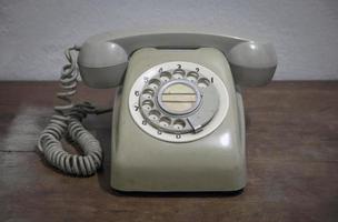 velho telefone em de madeira mesa foto