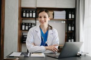 sorridente médico ou consultor sentado às uma escrivaninha dele pescoço olhando às a Câmera foto