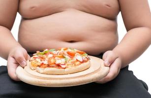 pizza dentro madeira prato com obeso gordo Garoto fundo foto