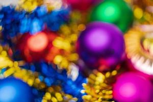 desfocado colorida Natal bolas feriado decorações, abstrato embaçado bokeh fundo efeito foto