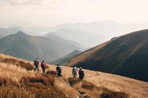 grupo do turista caminhada dentro montanhas. Viajantes com mochilas dentro montanhas. ao ar livre Atividades. criada com generativo ai foto