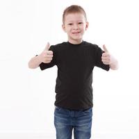 design de camiseta e conceito de pessoas - close-up de jovem em camiseta preta em branco, frente de camisa e traseira isolada. foto