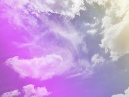beleza doce pastel violeta azul colorido com nuvens fofas no céu. imagem multicolorida do arco-íris. luz de crescimento de fantasia abstrata foto