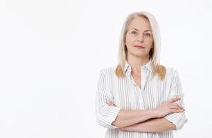 mulher de negócios de meia-idade sorridente amigável isolada no fundo branco foto