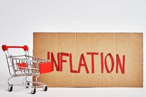 conceito de inflação de consumidores, carrinho de compras e inflação de palavras foto