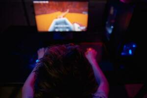 jogador joga jogo de computador, usa teclado colorido neon rgb foto