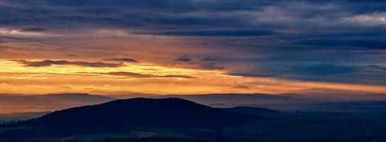 pôr do sol dramático céu sobre montanhas forma foto