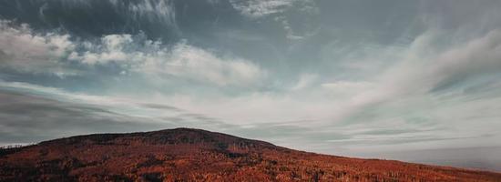 pôr do sol dramático céu sobre montanhas forma foto