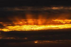 dramático nuvens Aumentar do Sol flutuando dentro céu para mudança clima. suave foco, borrado movimento. natural fundo, lindo cloudscape foto
