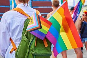pessoas com lgbtq arco Iris bandeiras em orgulho demonstração foto
