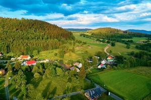 aéreo Visão do campo área com Vila e montanhas foto