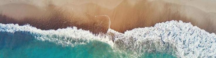 litoral com azul mar ondas e areia praia, topo Visão foto