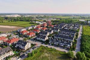 aéreo Visão do residencial área dentro pequeno Cidade foto