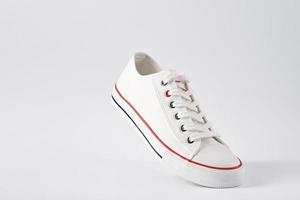 casual tênis em branco fundo, criativo minimalismo foto