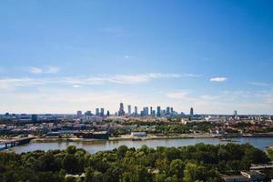 aéreo Visão do Varsóvia paisagem urbana com arranha-céus foto