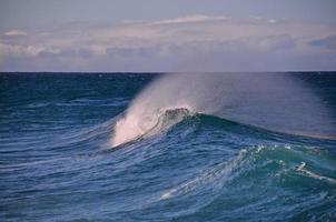 ondas dentro a oceano foto