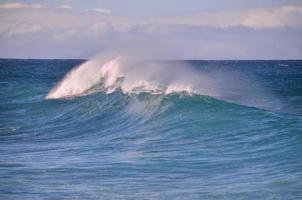 ondas dentro a oceano foto