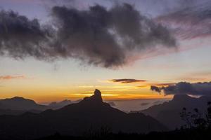 a roque nublo dentro vovó canaria, canário ilhas durante pôr do sol com surpreendente abstrato cores foto