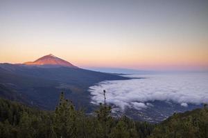 el teide vulcão dentro a nuvens dentro tenerife Espanha foto