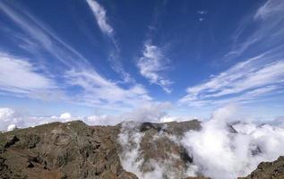 el roque de los muchachos , a Altíssima ponto em a ilha do la palma, Espanha com el teide vulcão dentro a fundo foto