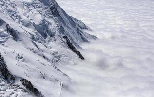 mont blanc acima a nuvens foto