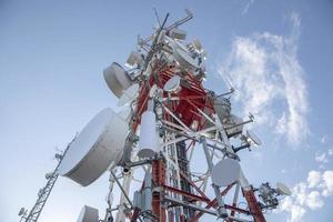 nuvens comovente dentro céu acima telecomunicações torre foto