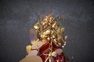 estrelas às noite dentro céu acima telecomunicações torre foto