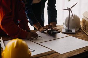 construção e estrutura conceito do engenheiro trabalhando desenhando em projeto encontro para projeto trabalhando com parceiro em modelo construção e Engenharia Ferramentas dentro trabalhando site, construção conceito foto