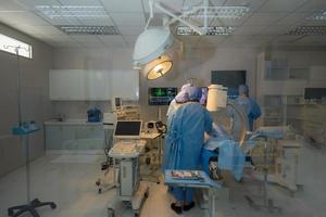 doutor, enfermeira fazendo cirurgia em paciente. foto