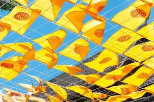 thammachak bandeira amarelo dentro têmpora wat phan tao em azul céu têmpora norte Tailândia foto