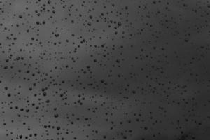 gotas de água no fundo de textura de superfície escura preta foto