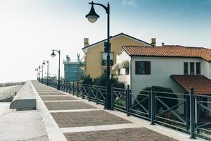 distrito turístico da antiga cidade provincial de Caorle, na Itália, na costa do Adriático foto