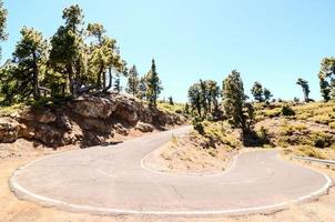 estrada através a cênico panorama foto