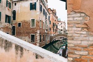 veneza, itália 2017- estreitos canais de veneza itália foto