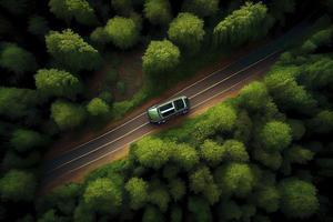 carro dirigindo em uma cheio de curvas estrada em uma montanha dentro uma forrest foto